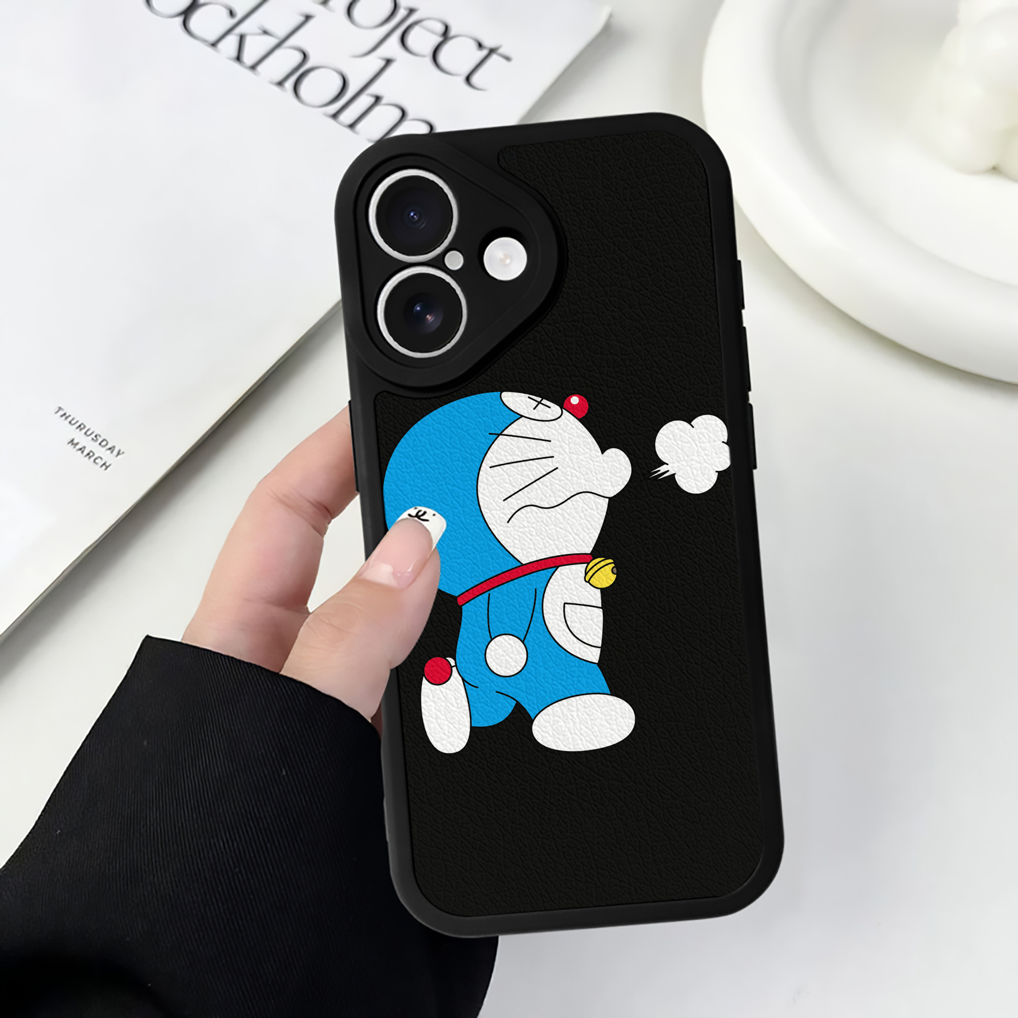 （画像用） ドラえもん Doraemon 【iPhone 16シリーズ対応】シリコンスマホケース（レザー調） 材質：シリコン